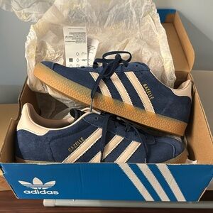 Adidas Gazelle with gummy bottom